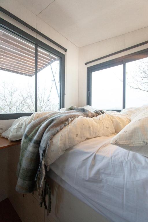 Postel nebo postele na pokoji v ubytování Pépiite Lodge Nature et Spa