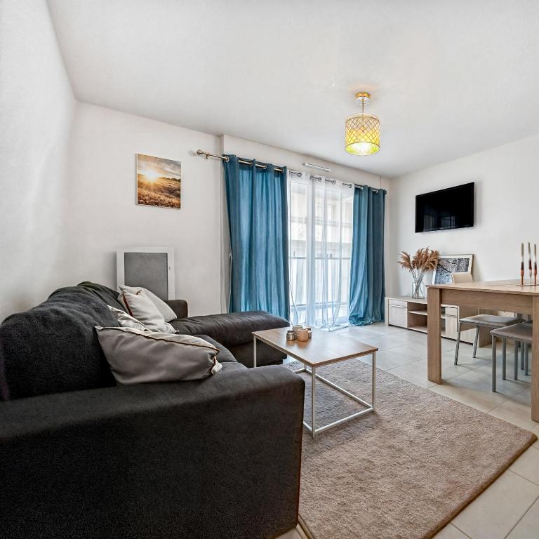 un salon avec un canapé et une table dans l'établissement Appartement cosy tout équipé - Séjour idéal à Nice, à Nice