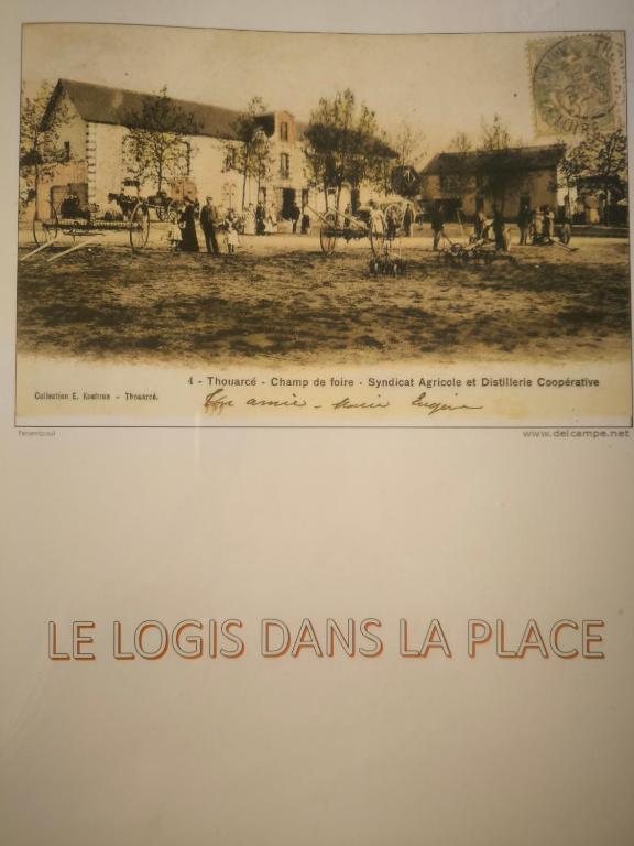 une photo en noir et blanc d'un bâtiment dans l'établissement Le Logis dans la place appartement de deux chambres, à Thouarcé