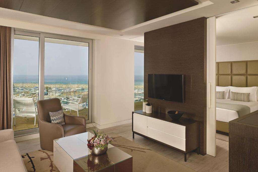 TV a/nebo společenská místnost v ubytování The Ritz-Carlton, Herzliya