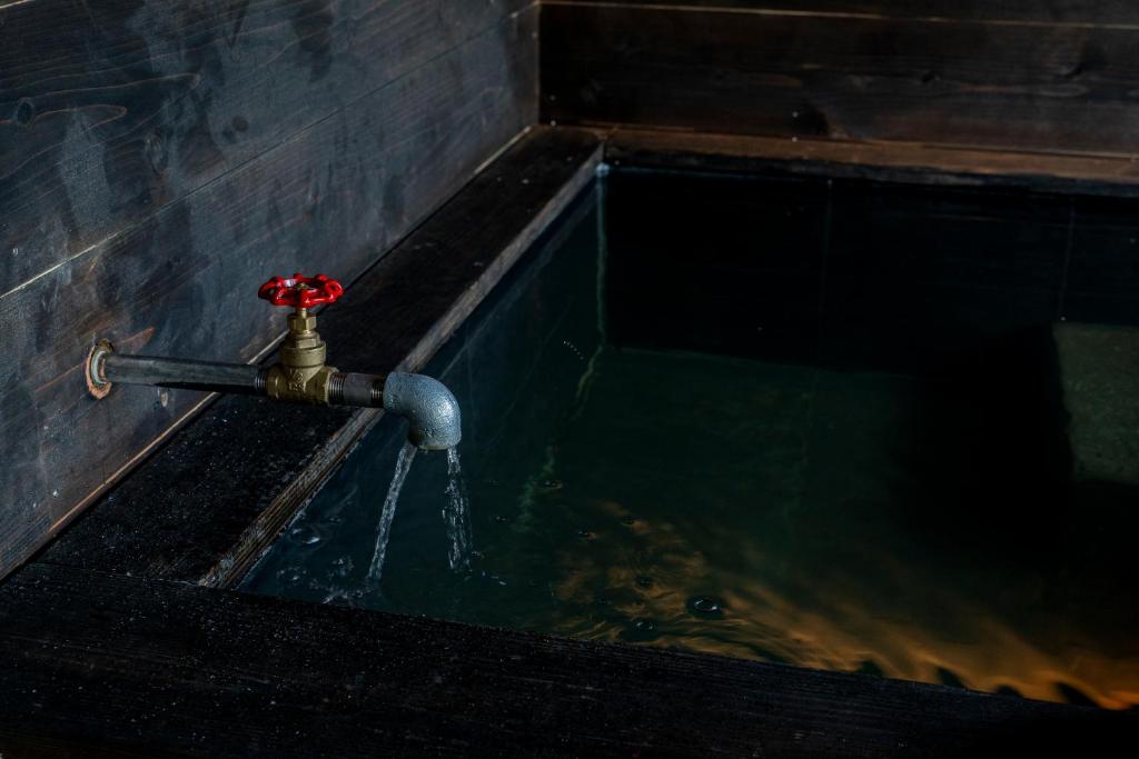 Fotografie z fotogalerie ubytování "サウナ露天風呂貸切" いすみ市一棟貸し古民家ホテル tokoro hotel Isumi v destinaci Shiigi