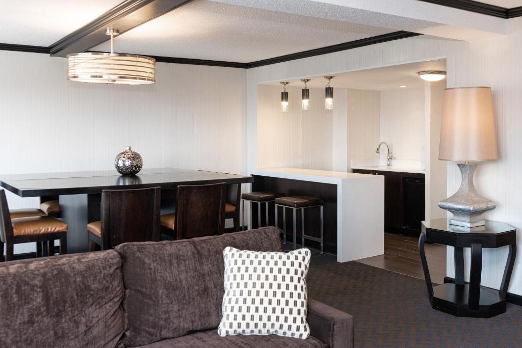Sheraton Indianapolis City Centre Hotel - Sala, Sala, Cama Alternativa: Sofá Cama