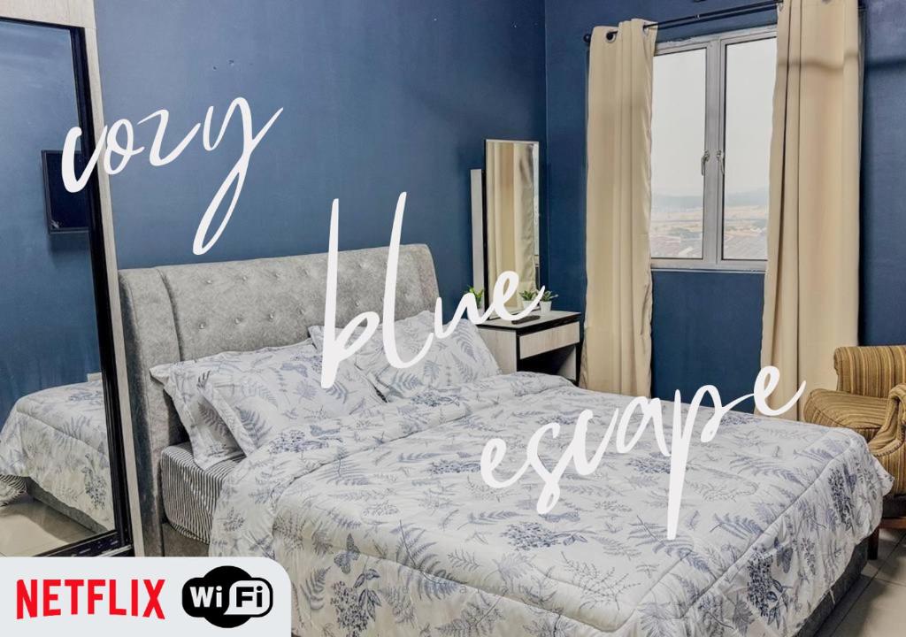 Postel nebo postele na pokoji v ubytování Puncak Alam Cozy Blue Escape nearby UITM