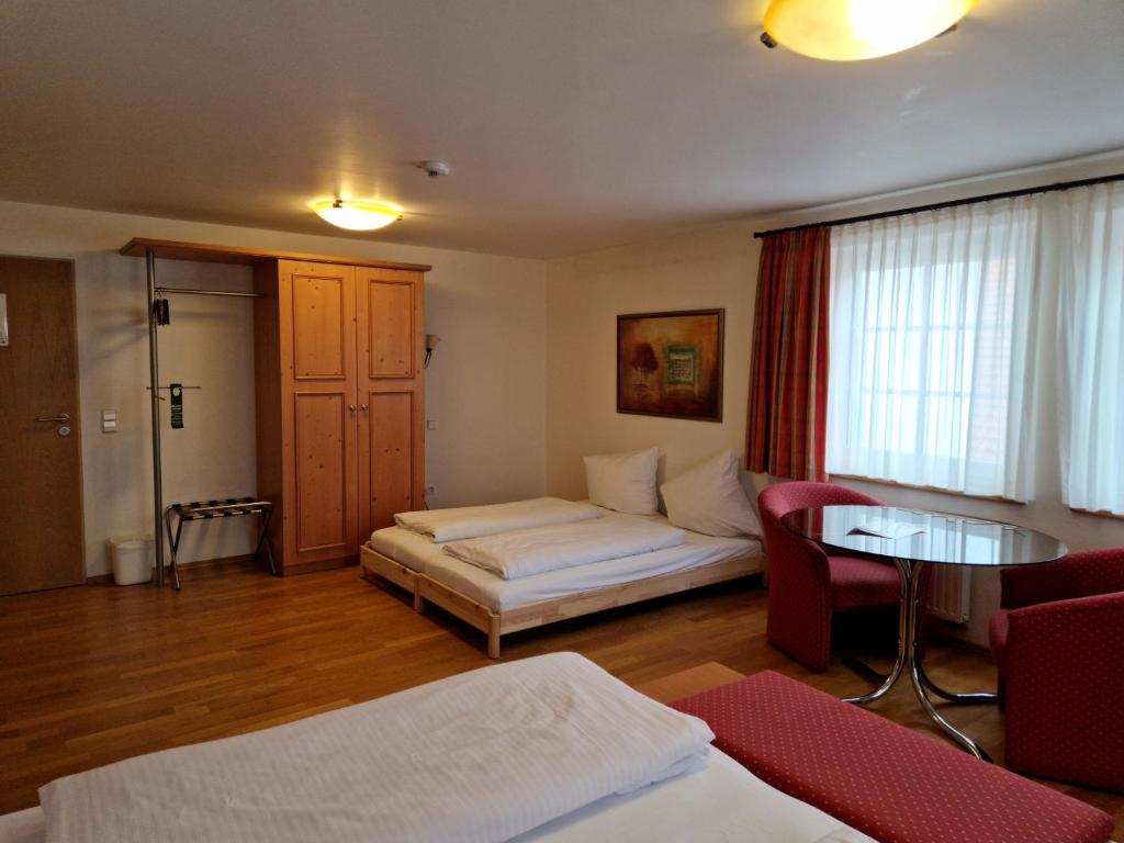 Landgasthof Krone - Quadruple Room With Shower