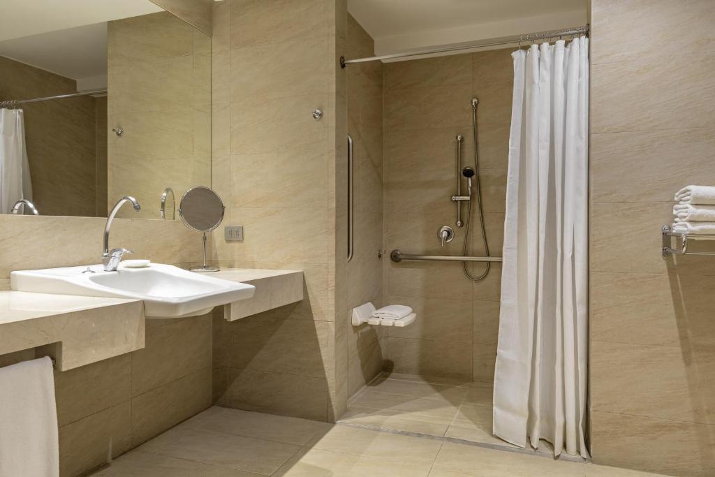 Uma casa de banho em Sheraton Miramar Hotel & Convention Center