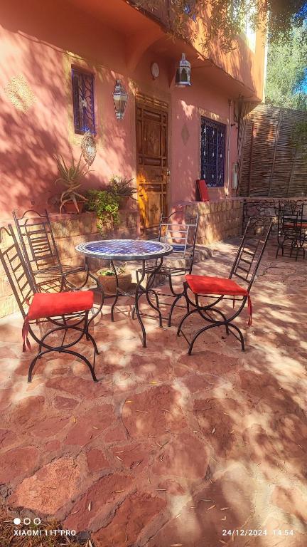 a patio with two chairs and a table and two chairs at Maison Touria in Ouzoud