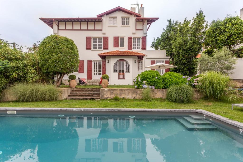une maison avec une piscine devant dans l'établissement Villa Arty Miramar - 3 étoiles - Welkeys, à Biarritz