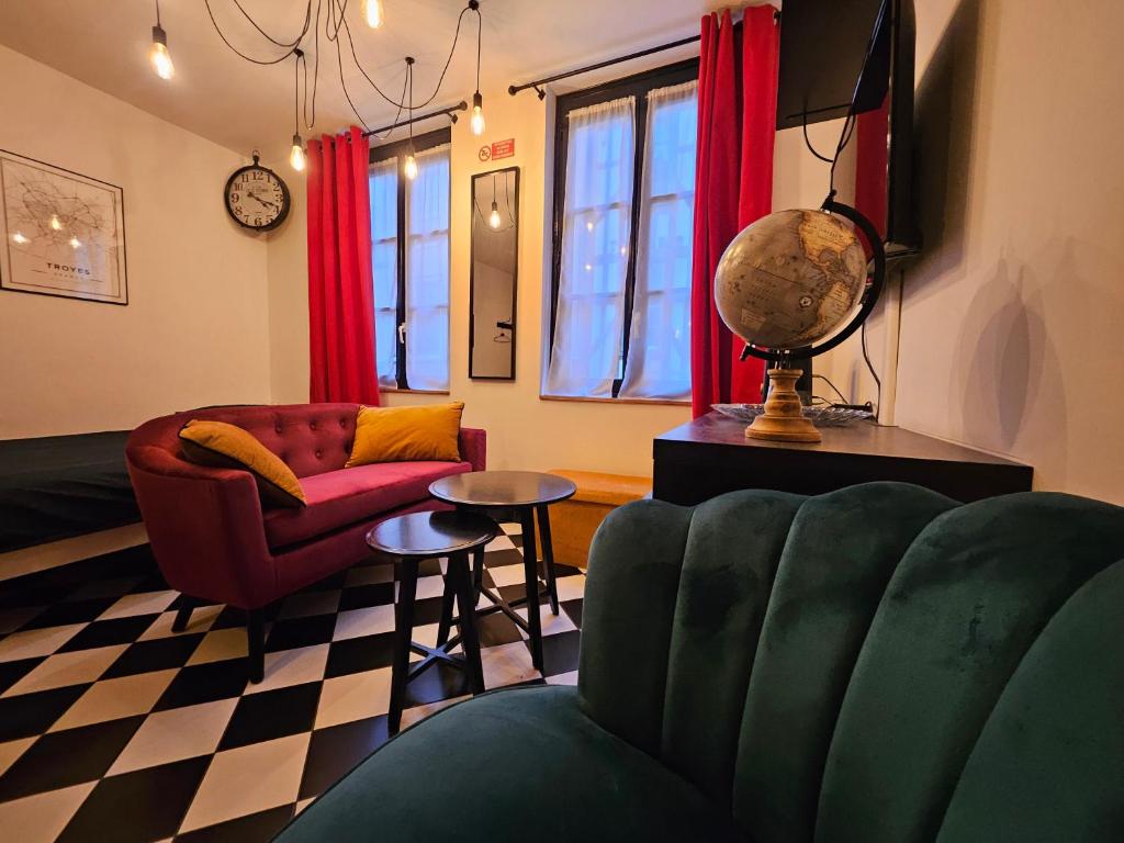 un salon avec un canapé et une table dans l'établissement Appartement chic hyper centre, à Troyes