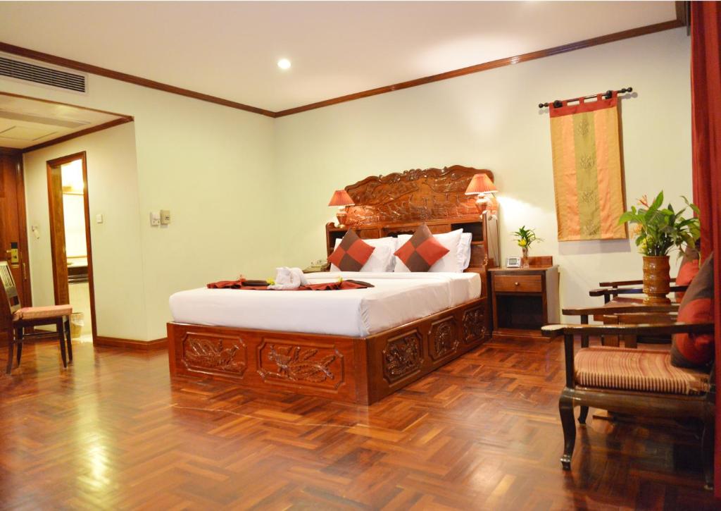 Postel nebo postele na pokoji v ubytování Angkor Hotel