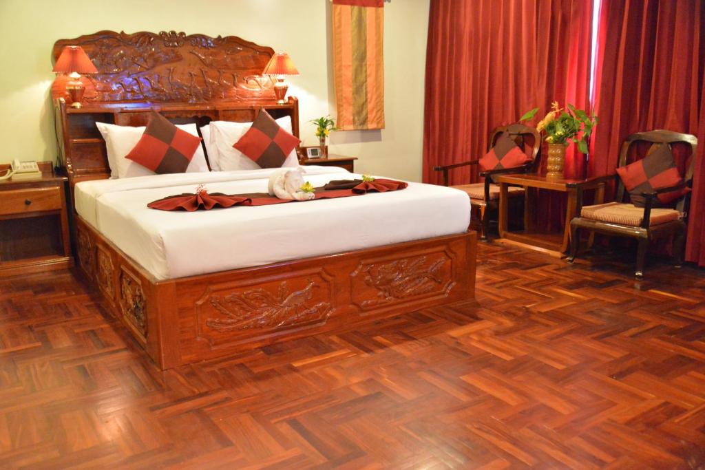 Postel nebo postele na pokoji v ubytování Angkor Hotel