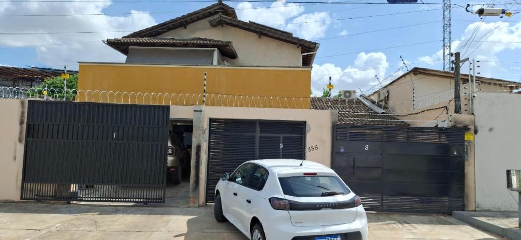 a white car parked in front of a house at Sobrado_Familiar in Boa Vista
