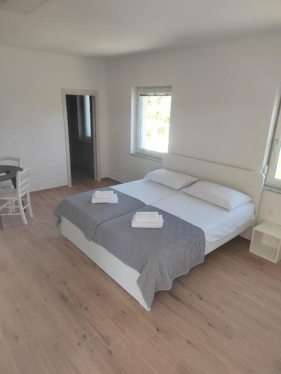Ένα ή περισσότερα κρεβάτια σε δωμάτιο στο Studio Apartma KIMI