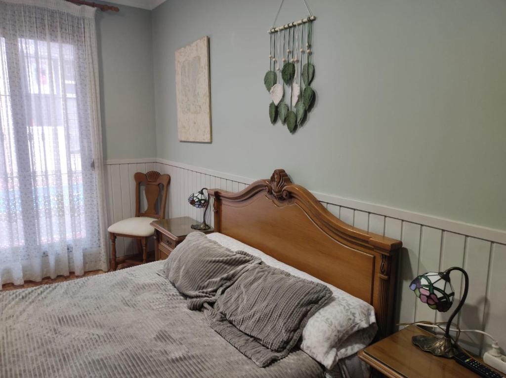 a bedroom with a bed with a wooden head board at CA ÁNGEL in Anna