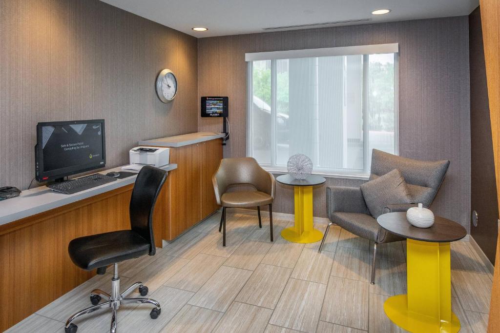 TV a/nebo společenská místnost v ubytování SpringHill Suites Anchorage Midtown