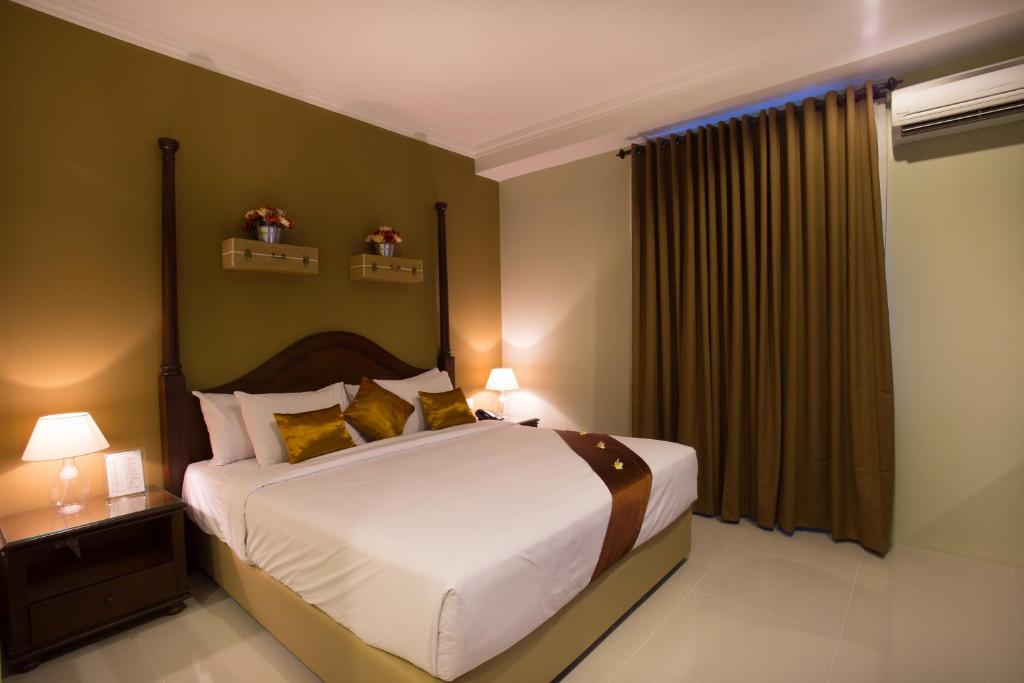 Postel nebo postele na pokoji v ubytování Amalfi Hotel Seminyak