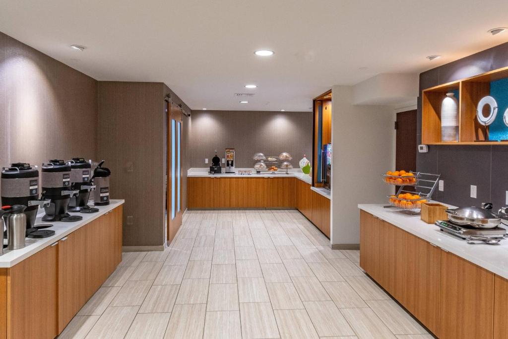 Kuchyň nebo kuchyňský kout v ubytování SpringHill Suites Anchorage Midtown