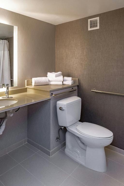 Koupelna v ubytování SpringHill Suites Anchorage Midtown