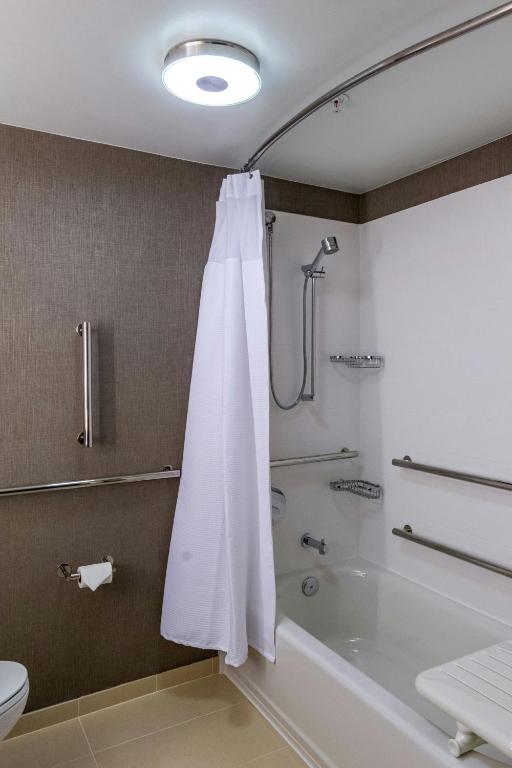 Koupelna v ubytování SpringHill Suites Anchorage Midtown