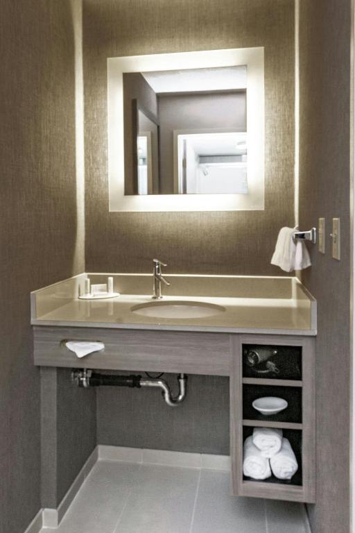 Koupelna v ubytování SpringHill Suites Anchorage Midtown