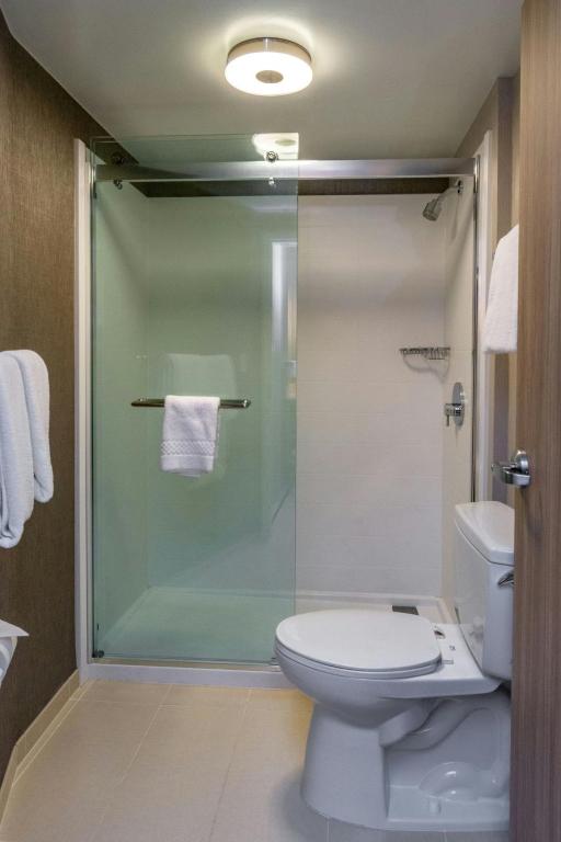 Koupelna v ubytování SpringHill Suites Anchorage Midtown