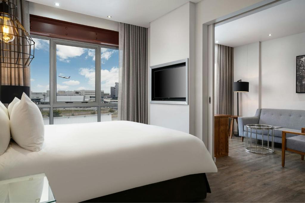 Protea Hotel Lofts Park Airport Shuttle www.booking.com