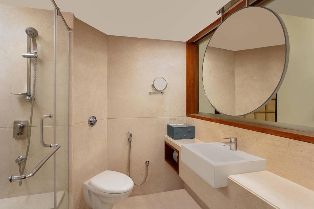 Koupelna v ubytování Surat Marriott Hotel