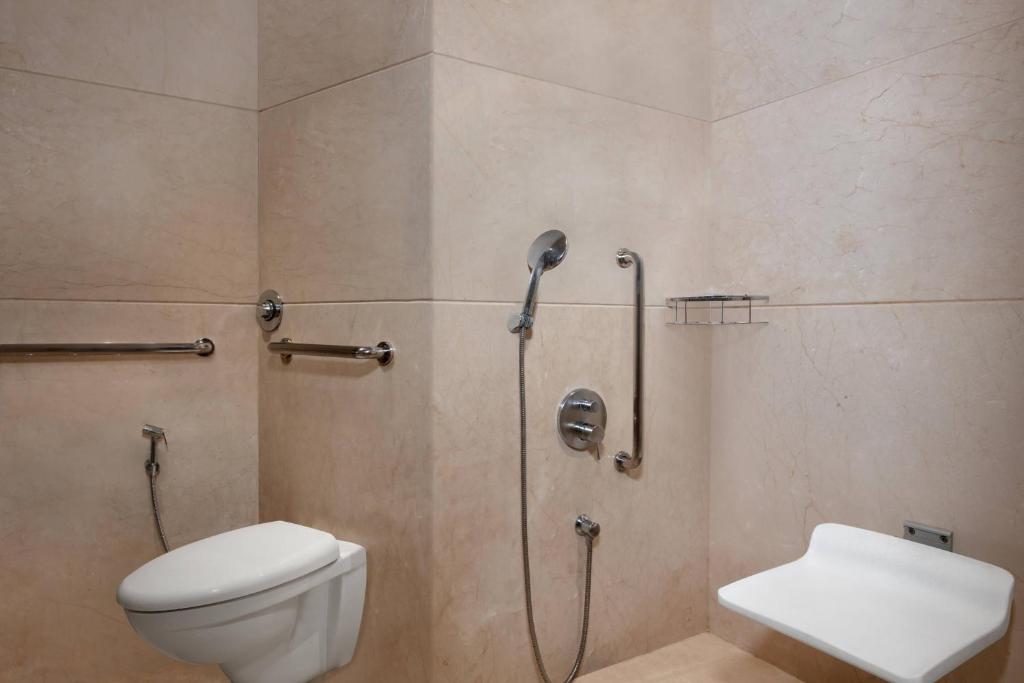 Koupelna v ubytování Surat Marriott Hotel