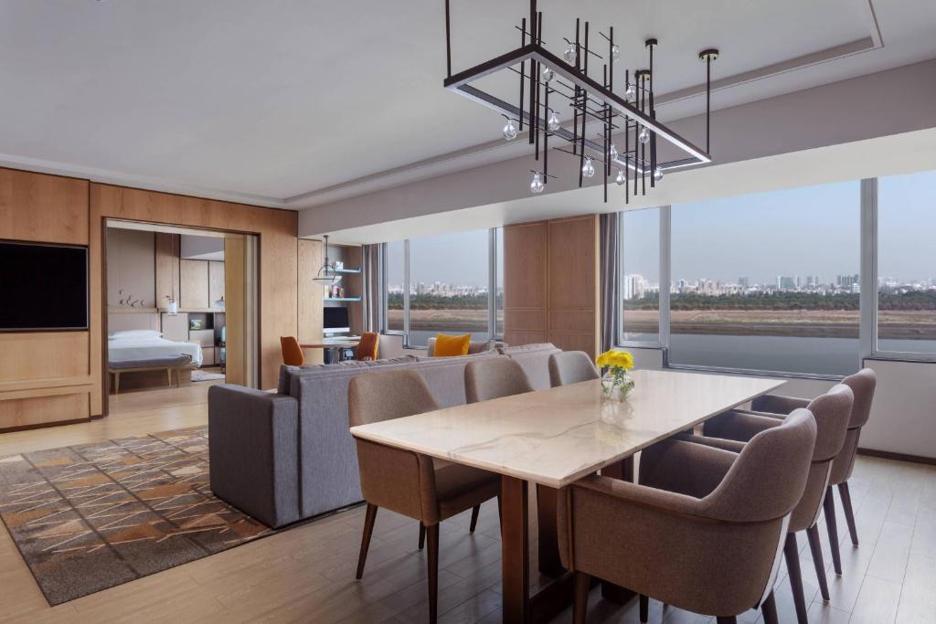 Kuchyň nebo kuchyňský kout v ubytování Surat Marriott Hotel
