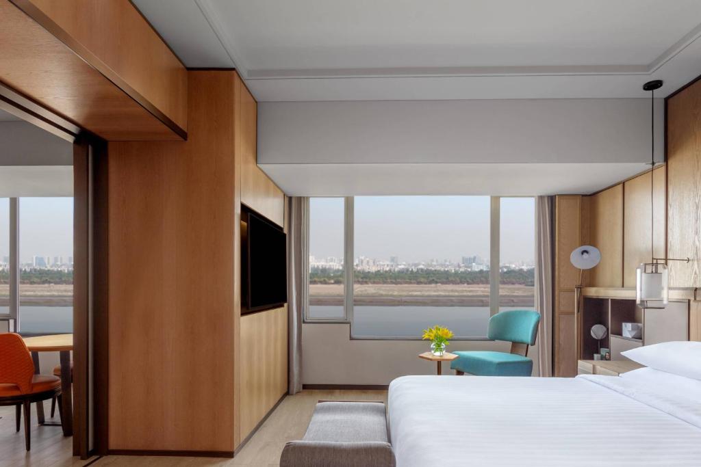 Postel nebo postele na pokoji v ubytování Surat Marriott Hotel