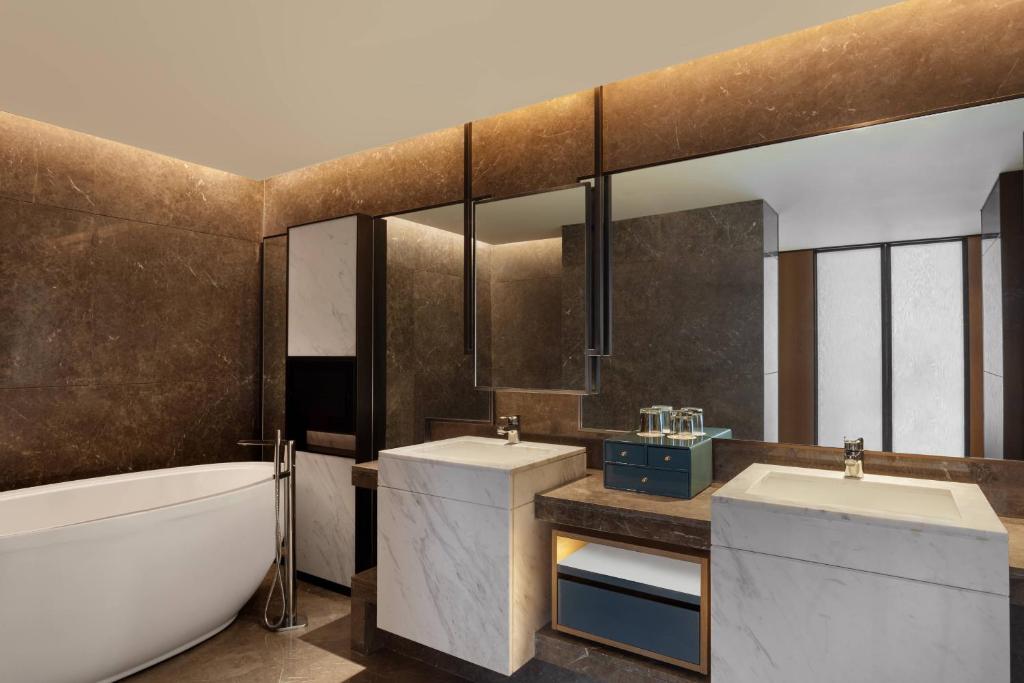 Koupelna v ubytování Surat Marriott Hotel