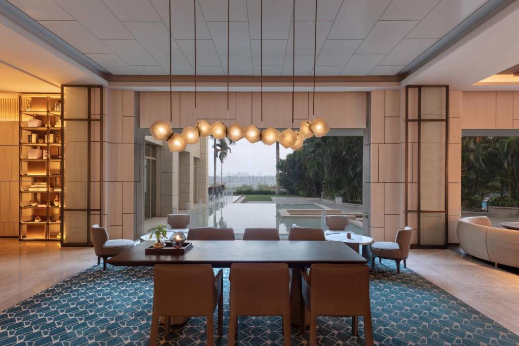 Posezení v ubytování Surat Marriott Hotel