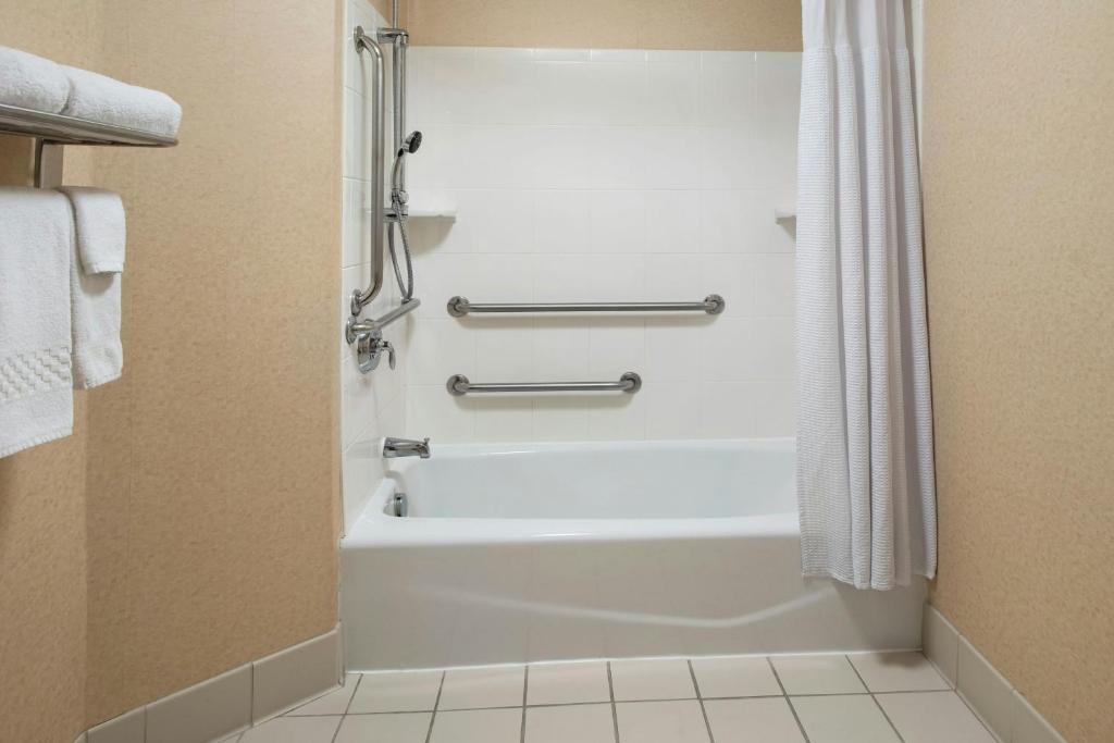 Koupelna v ubytování SpringHill Suites by Marriott Albany Latham-Colonie