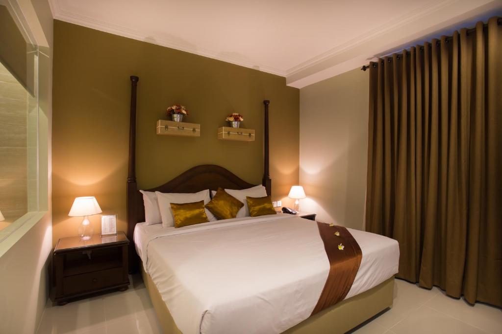 Postel nebo postele na pokoji v ubytování Amalfi Hotel Seminyak