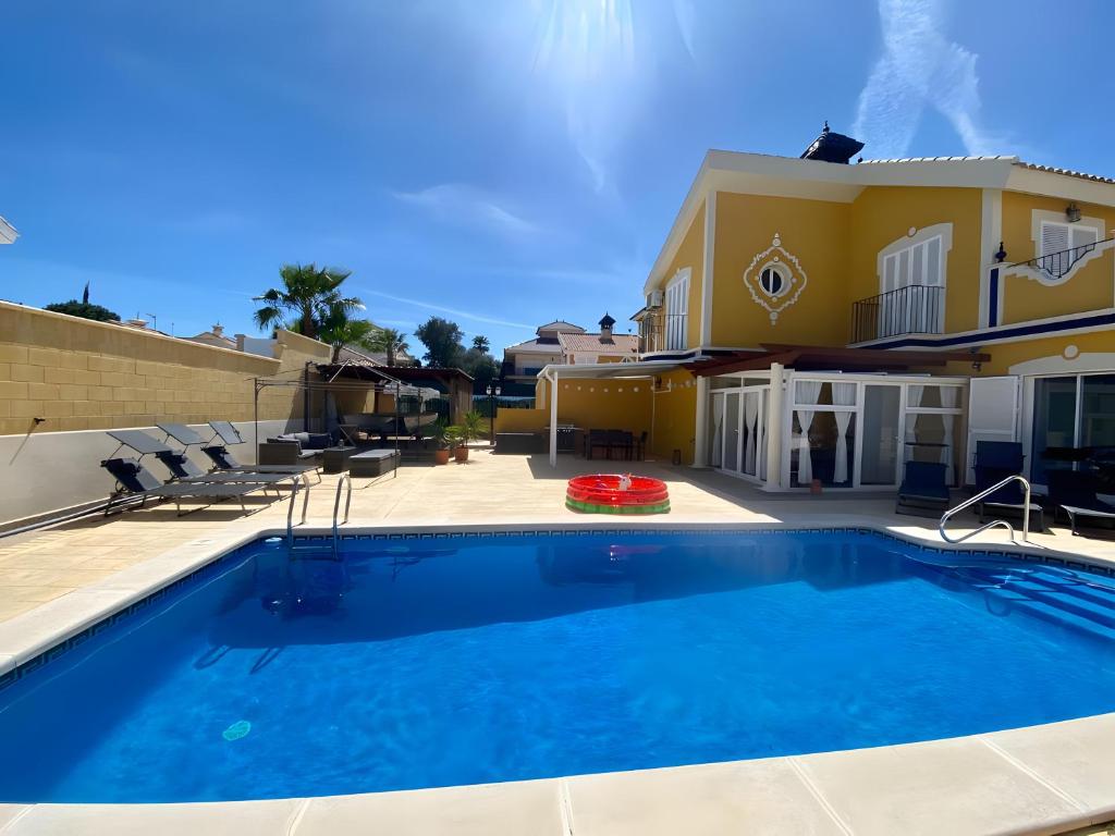 マサロンにあるCasa Sophie mit großem Poolの家の前の大型スイミングプール