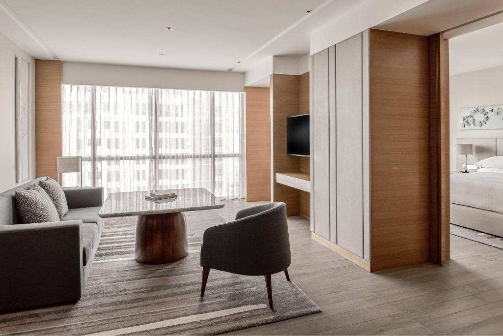 TV a/nebo společenská místnost v ubytování Kota Kinabalu Marriott Hotel