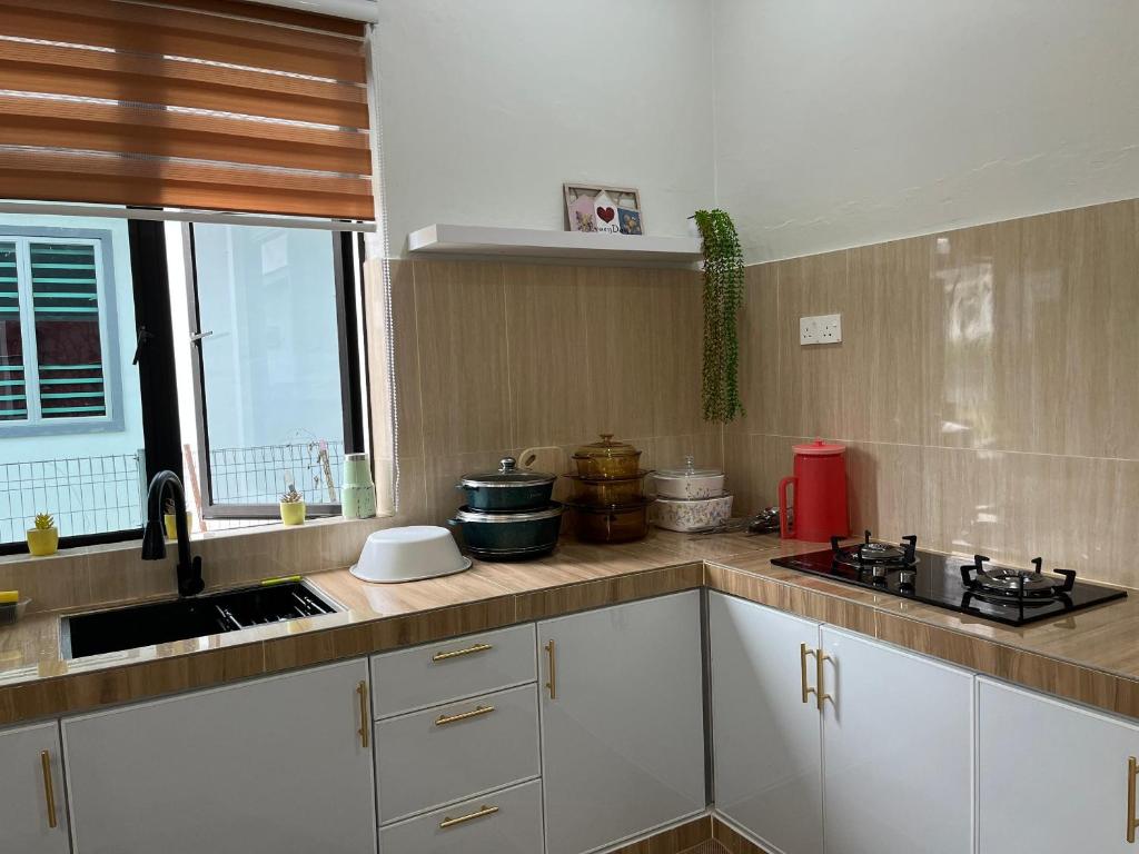 Kuchyň nebo kuchyňský kout v ubytování Homestay Tokmi Besut