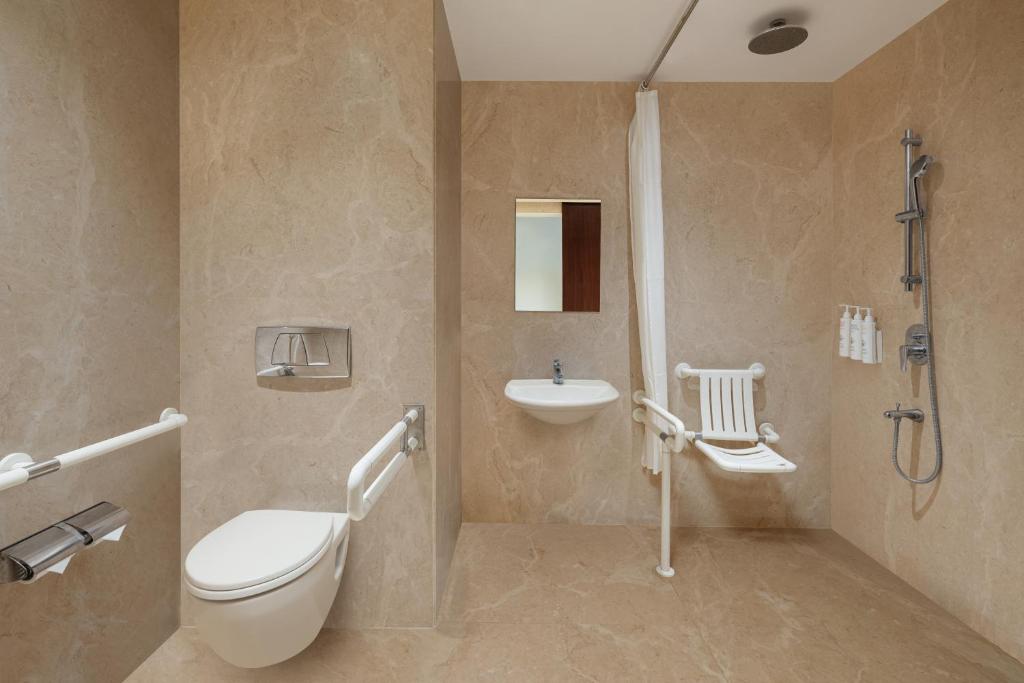 Koupelna v ubytování Renaissance Ahmedabad Hotel