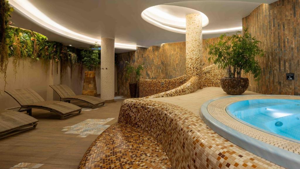 Bazén v ubytování Wellton Riga Hotel & SPA nebo v jeho okolí