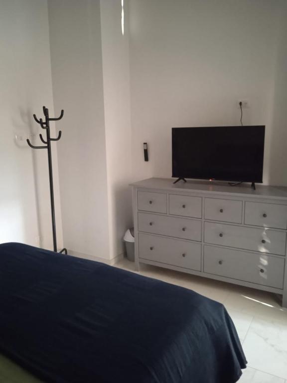 Telewizja i/lub zestaw kina domowego w obiekcie Cuttigghiu Holiday Apartment