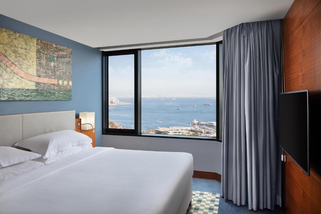 Ένα ή περισσότερα κρεβάτια σε δωμάτιο στο Sheraton Istanbul Atakoy Hotel