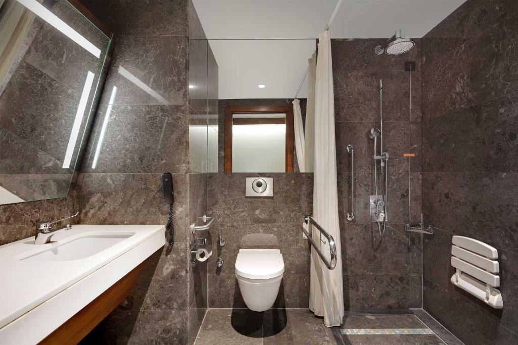 Ένα μπάνιο στο Sheraton Istanbul Atakoy Hotel