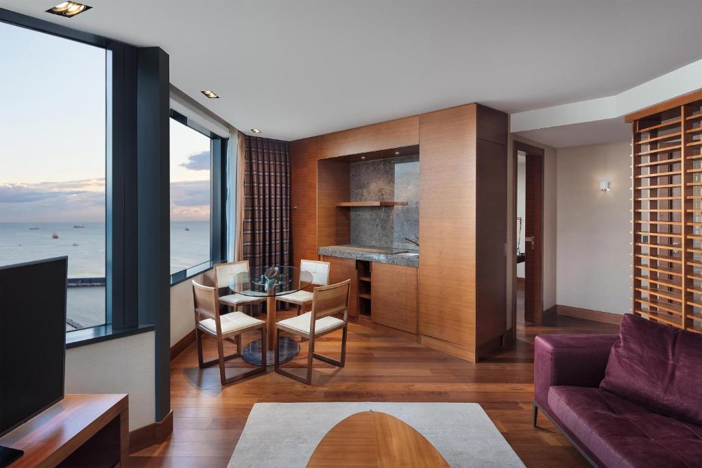 Χώρος καθιστικού στο Sheraton Istanbul Atakoy Hotel