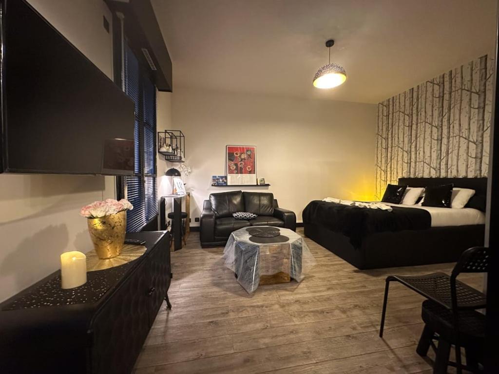 un salon avec un lit et un canapé dans l'établissement Mon jardin d'Eden, à Chartres