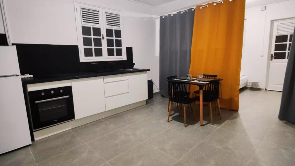 Kuchyň nebo kuchyňský kout v ubytování La Fleur Doré Studio