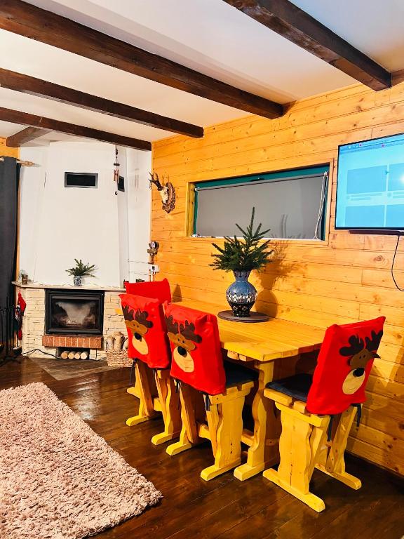 TV a/nebo společenská místnost v ubytování Green Cabin