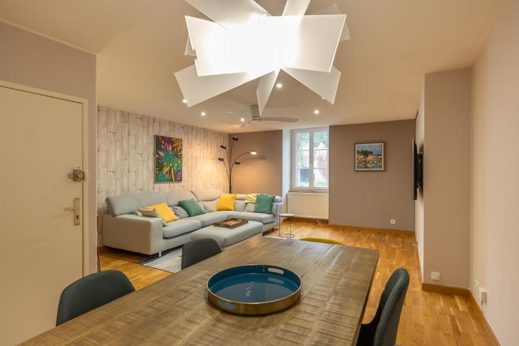 un salon avec une table et un canapé dans l'établissement Ultra centre, 2 Ch, 2 SDB, Blois, à Blois