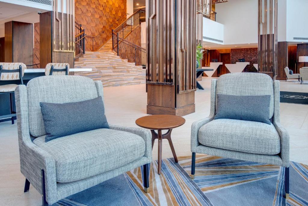 Posezení v ubytování Sheraton Eatontown Hotel