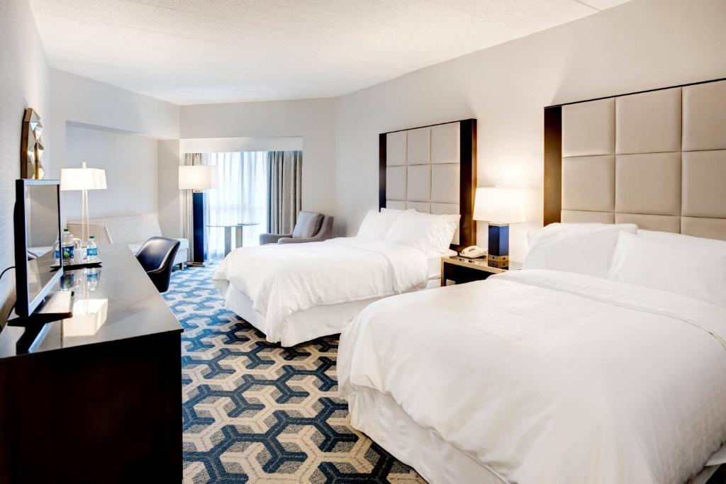 Postel nebo postele na pokoji v ubytování Sheraton Eatontown Hotel