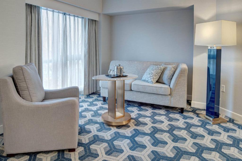 Posezení v ubytování Sheraton Eatontown Hotel
