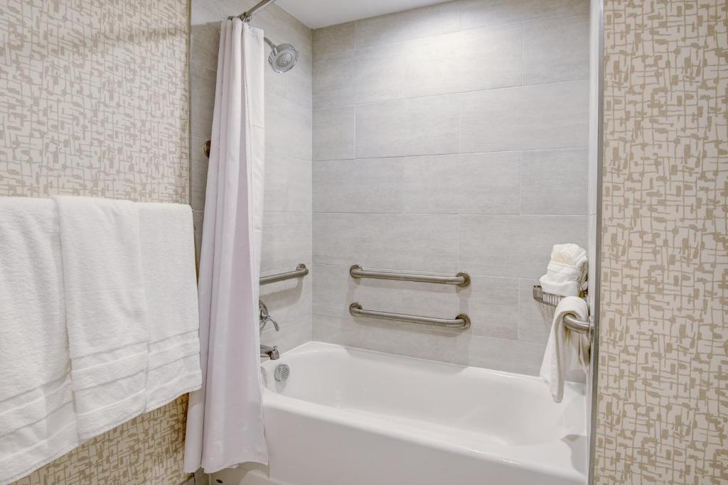 Koupelna v ubytování Sheraton Eatontown Hotel